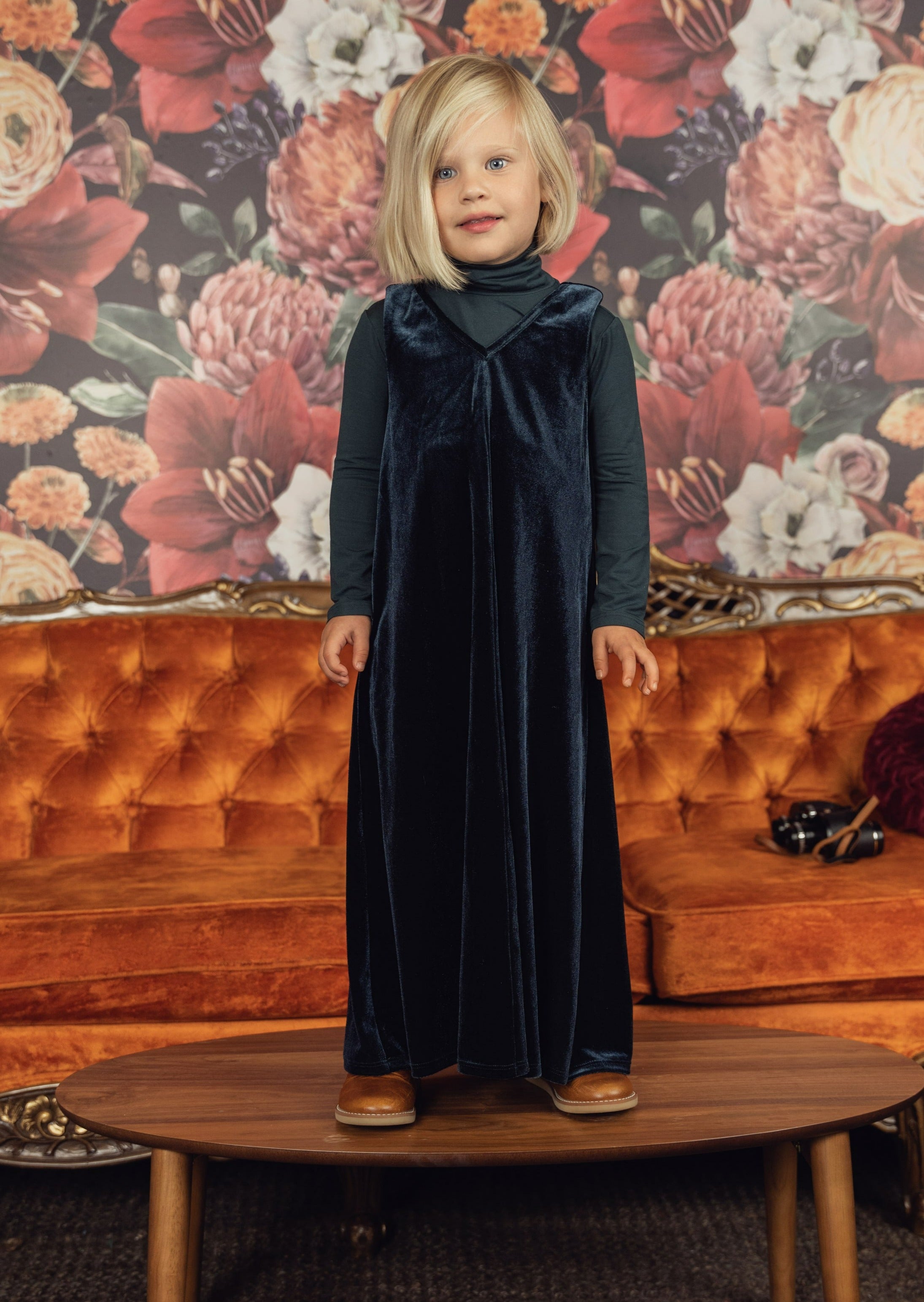 סוודר קטיפה עם צווארון וי לילדים