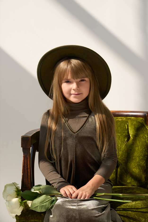 סוודר קטיפה עם צווארון וי לילדים