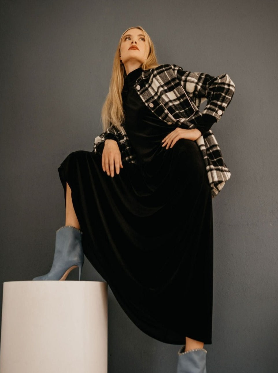 שמלת מקסי מבד צווארון קטיפה עם צווארון מוק