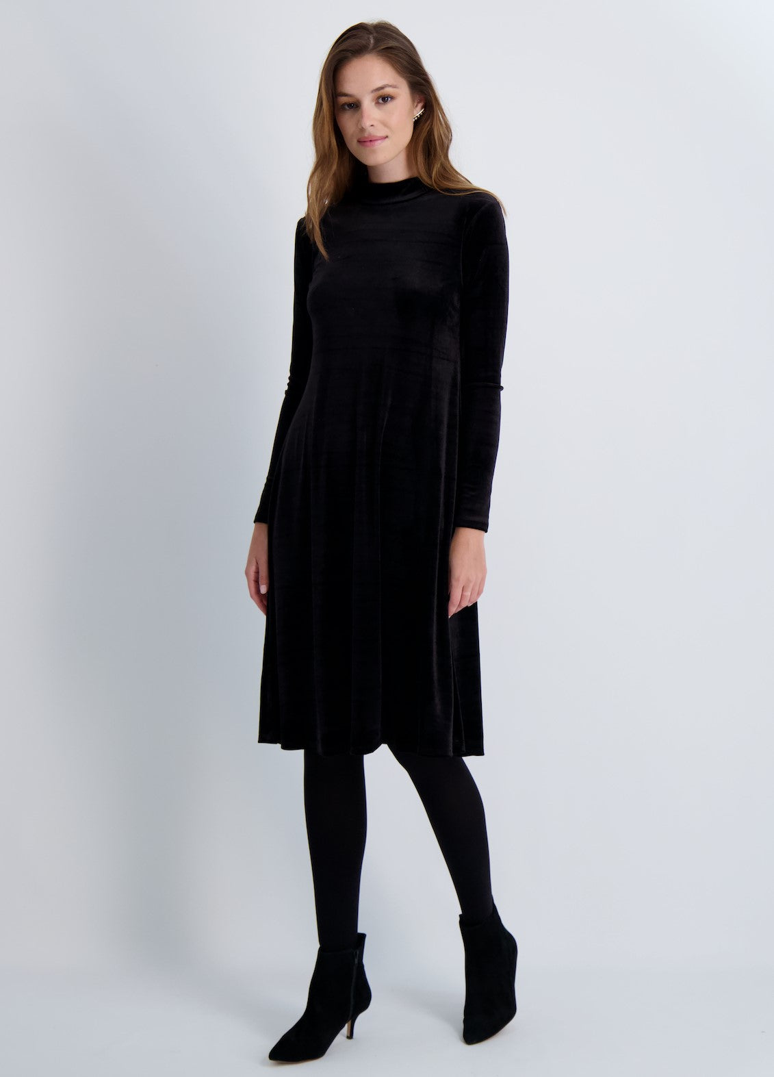 שמלת קטיפה עם צווארון מוק הילה