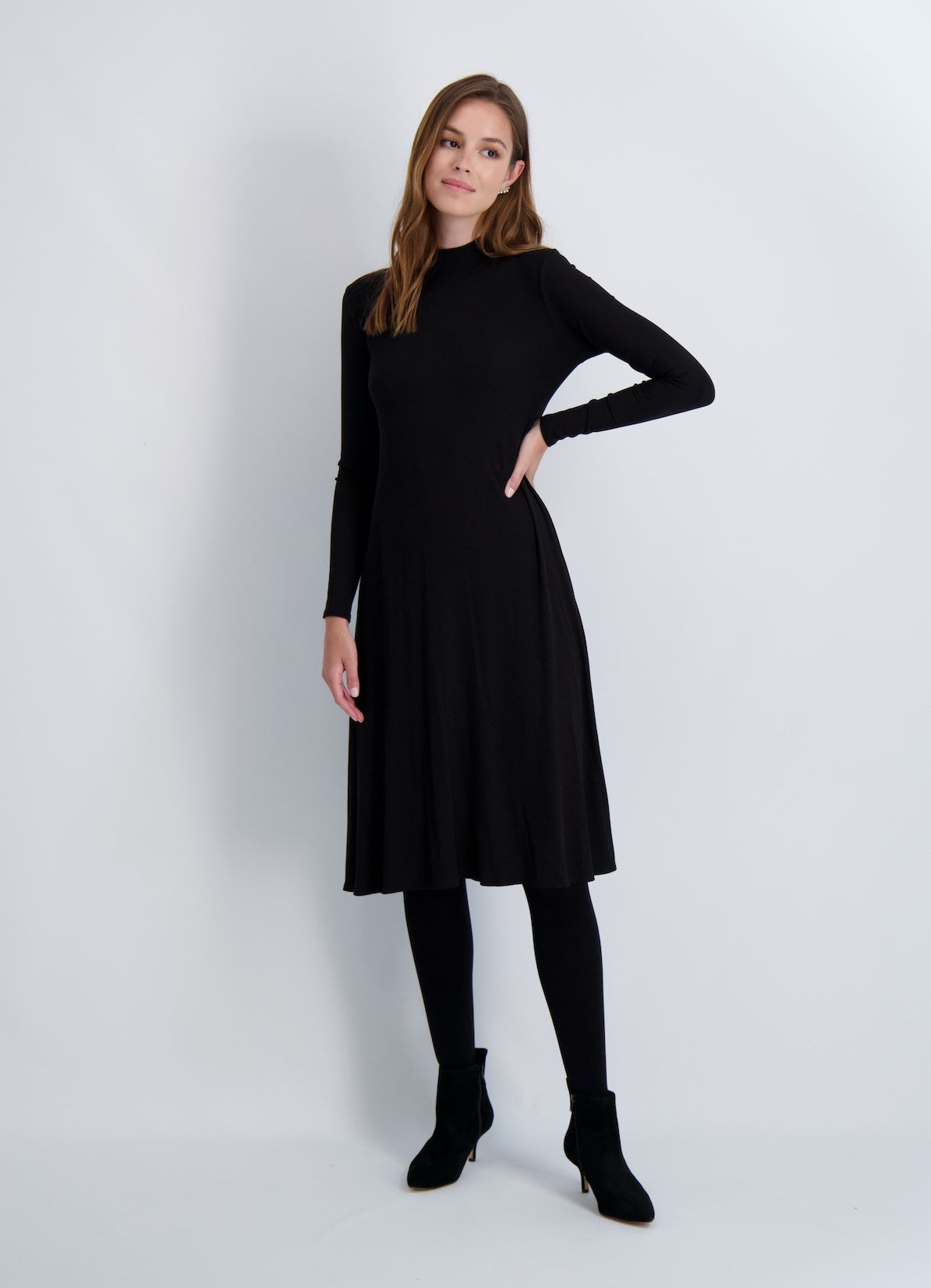 שמלת צווארון קשירה עם שרוולים ארוכים מצולעים