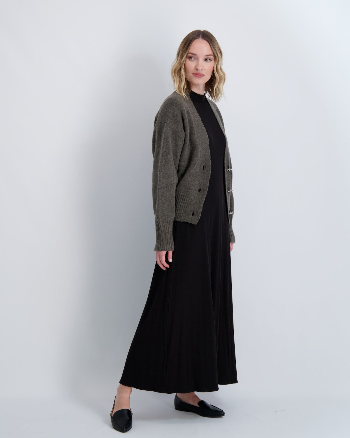 שמלת מקסי עם צווארון מוק ושרוול ארוך מצולע