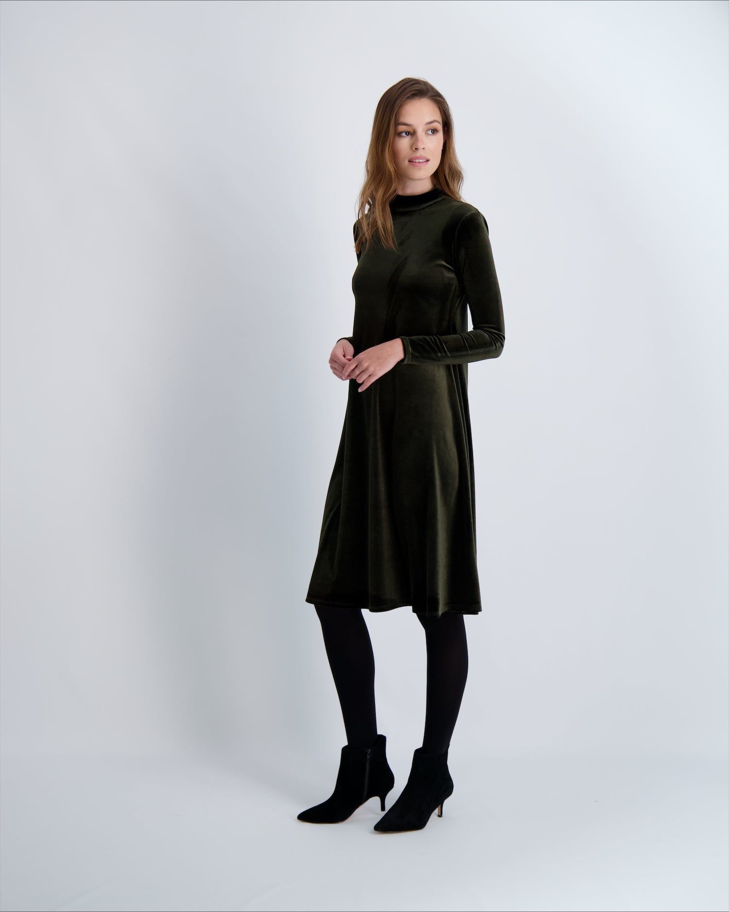 שמלת קטיפה עם צווארון מוק הילה