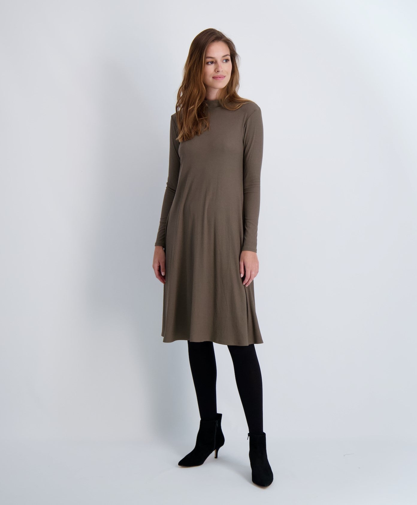 שמלת צווארון קשירה עם שרוולים ארוכים מצולעים